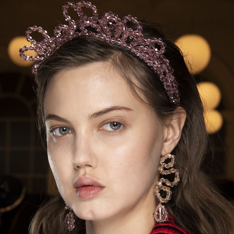  اكسسوارات شعر الاقواس البراق على شكل تاج لسهرات نهاية عام 2019 من Simone Rocha