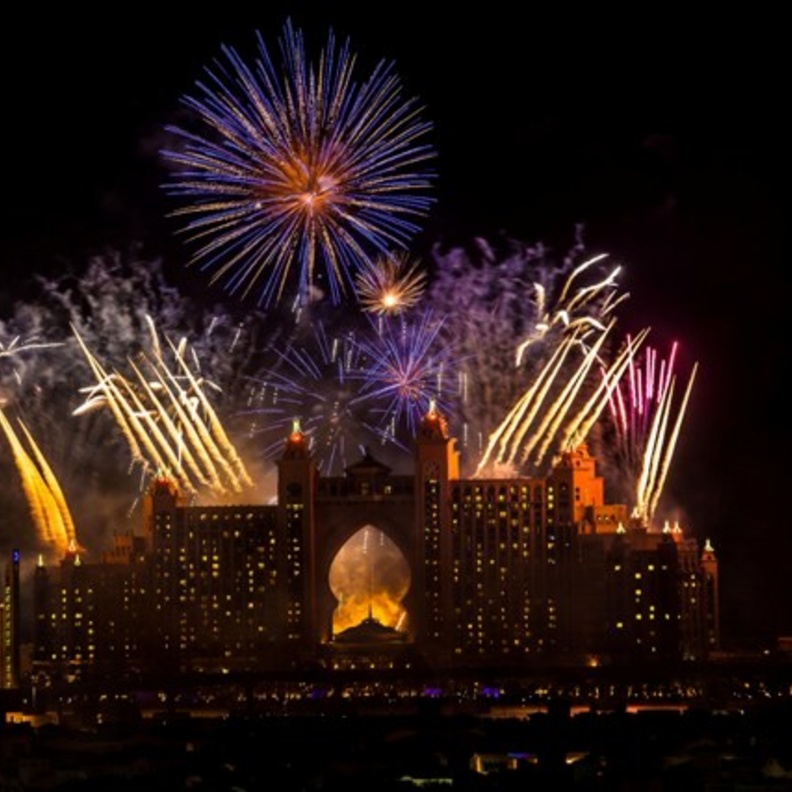 العروض النارية أحد أهم الاحتفالات في دبي برأس السنة الجديدة