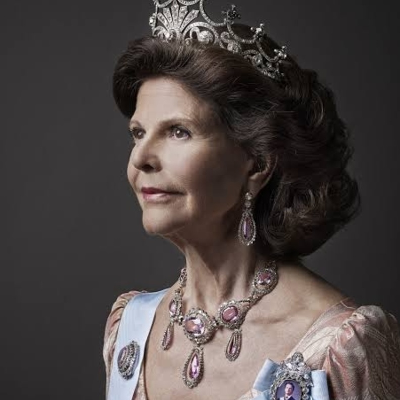 أجمل مجوهرات سيلفيا ملكة السويد في عيد ميلادها