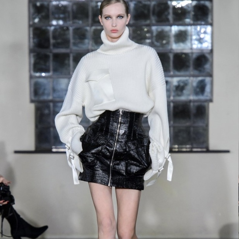 اجمل موديلات التنورة الجلد الضيقة باللون الاسود من مجموعات شتاء 2020 من Hermes