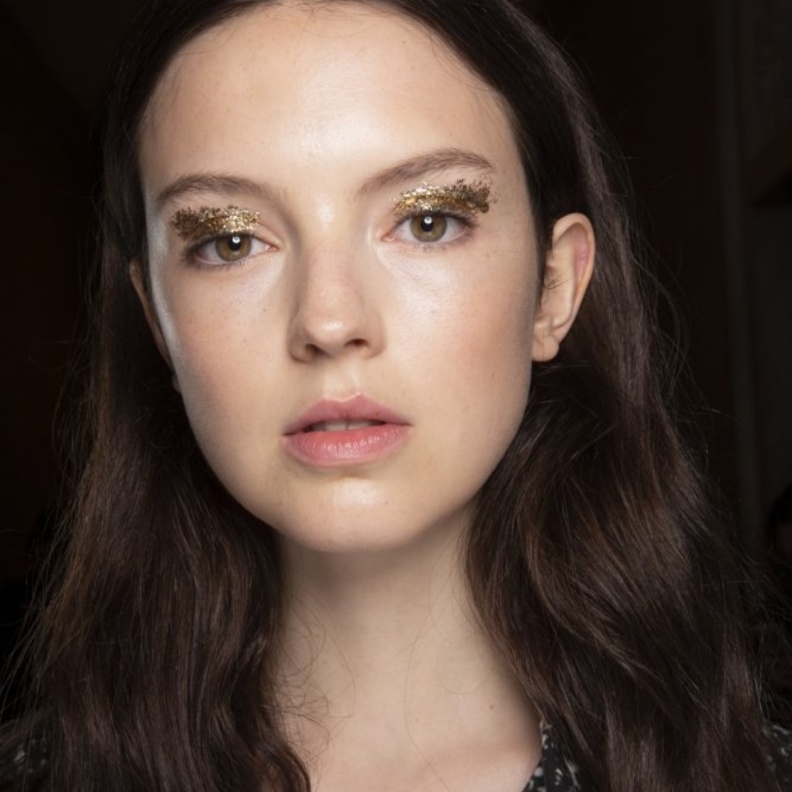 مكياج عيون ذهبي