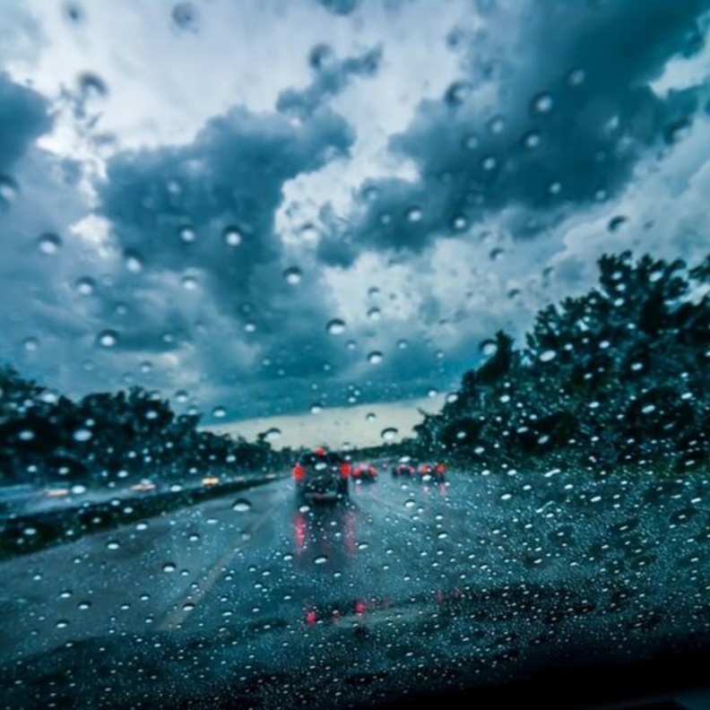 تجنبي القيام بتحويل اتجاه السيارة بشكل مفاجئ أو محاولة الالتفاف أو الانعطاف بالسيارة