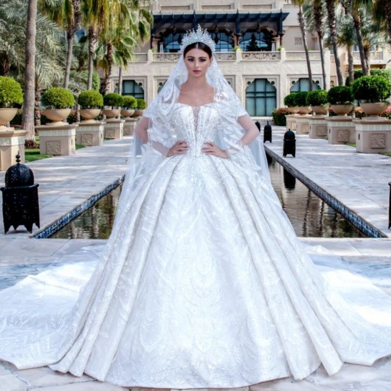 إسبوزا تطلق مجموعة أزياء الزفاف لربيع وصيف 2020