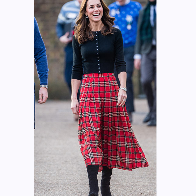 دوقة كمبريدج تألقت بفستان أحمر من ماركة Emilia Wickstead