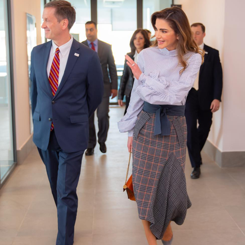 تألق التنورة الحمراء الواسعة مع القميص السوداء بأسلوب الملكة رانيا