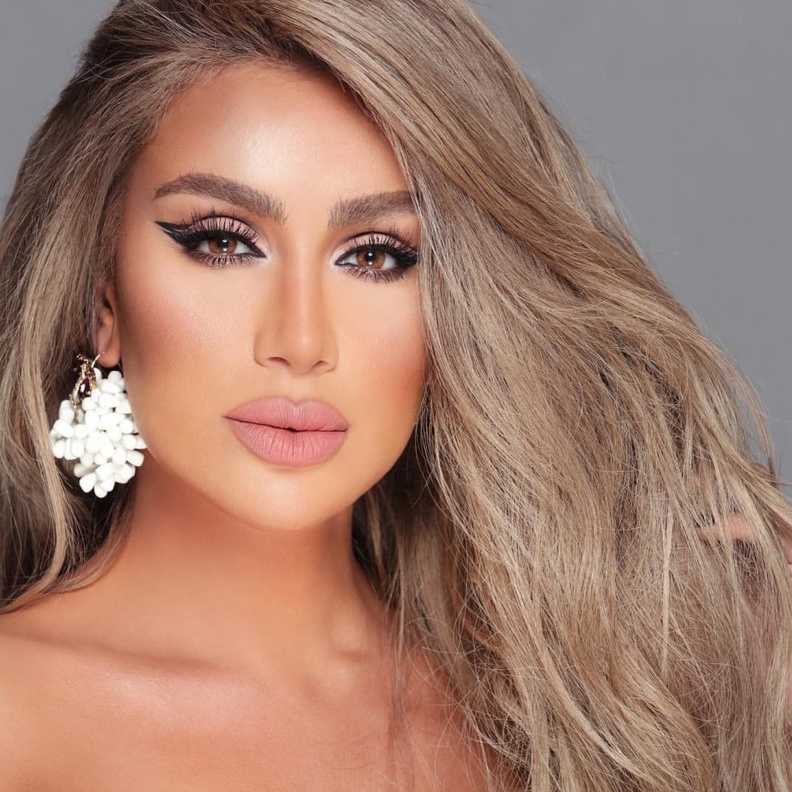 بسمة بوسيل وحبيبات الكريستال البراقة على أعلى الخدين