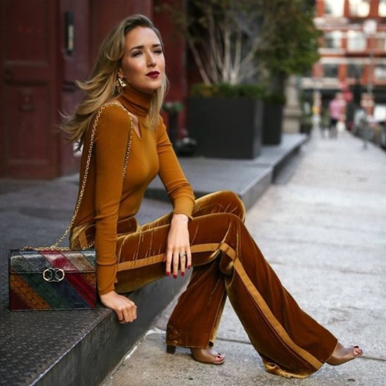 اختاري سروال الجلد باللون البني ونسقيه بستايل عصري باطلالة كاملة من الجلد