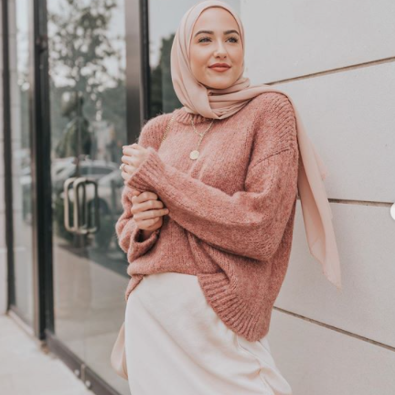 استوحي اطلالاتك الكاجوال بالتوب الصوفي مع السروال والحذاء الرياضي من سمر البرشا