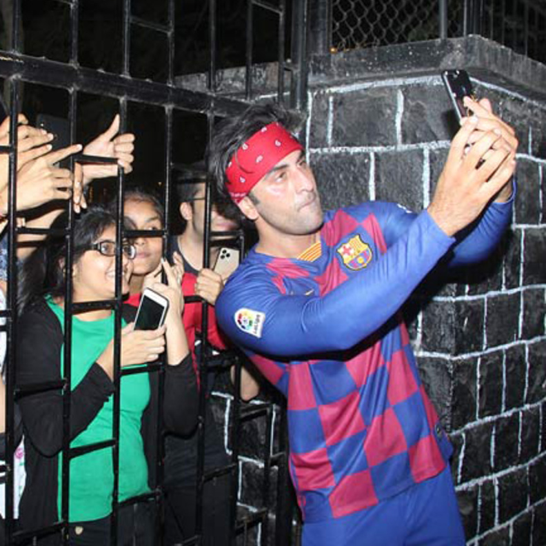 مشاهير بوليوود يعلبون كرة القدم