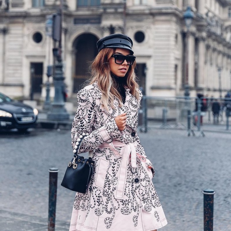 اعتمدي حقيبة الدلو مع اطلالة كاجوال في الجينز والبليزر