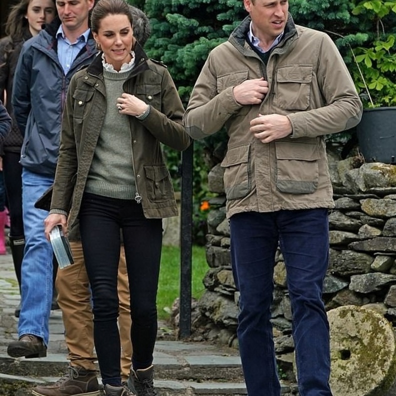 كيت ميدلتون تفضل الجينز والأحذية الطويلة