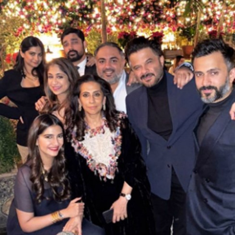 ريا وسونام كابور تحتفلان بعيد ميلاد والدهما أنيل كابور