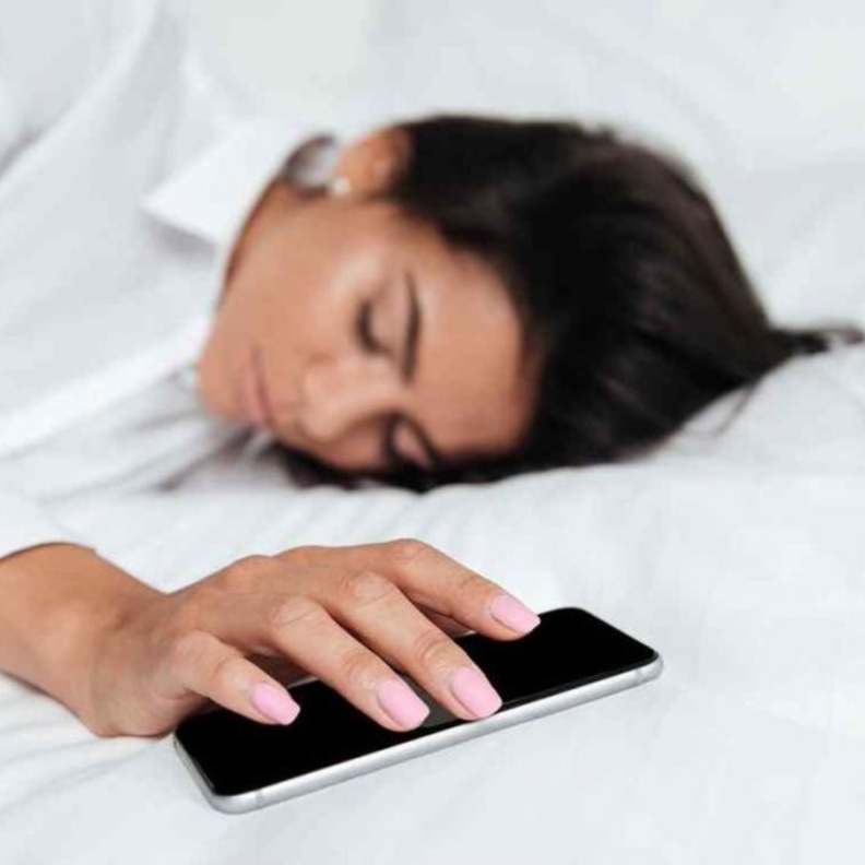 الأجهزة الذكية تؤثر على جودة النوم