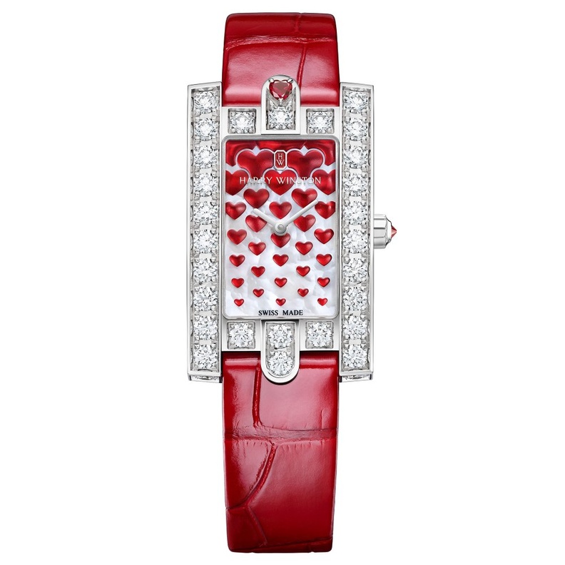 ساعة يد حمراء