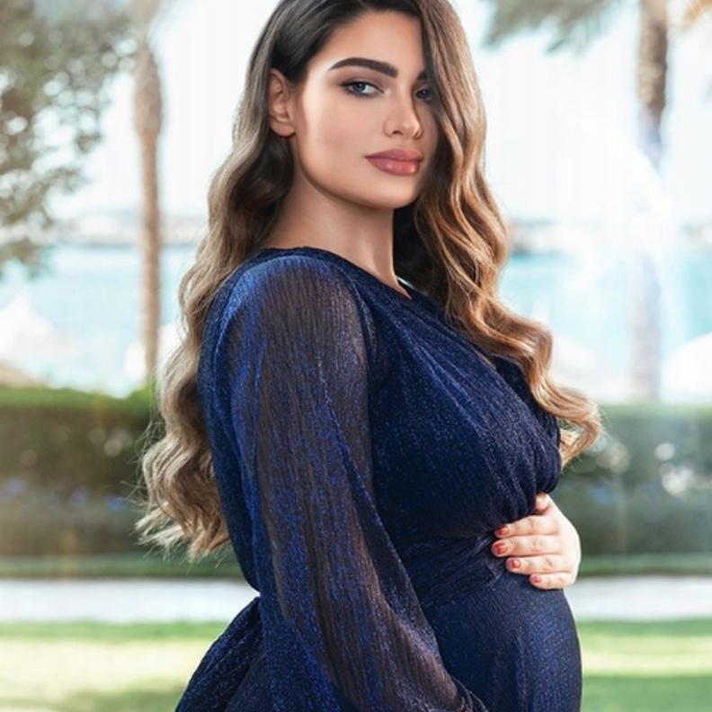 اطلالة ناعمة اعتمدتها روان في فترة الحمل