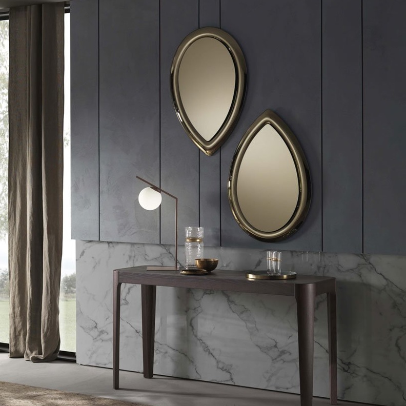 الزجاج مع المعدن في تصميم كونسول عصري