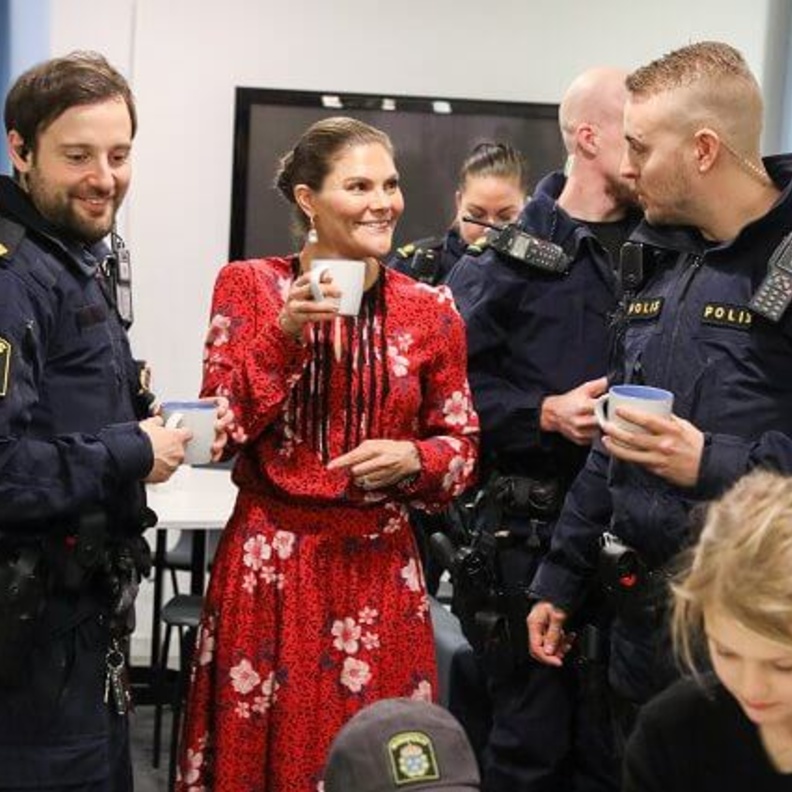 الأميرة فيكتوريا وأسرتها الصغيرة يزورون مركز شرطة نورمالم