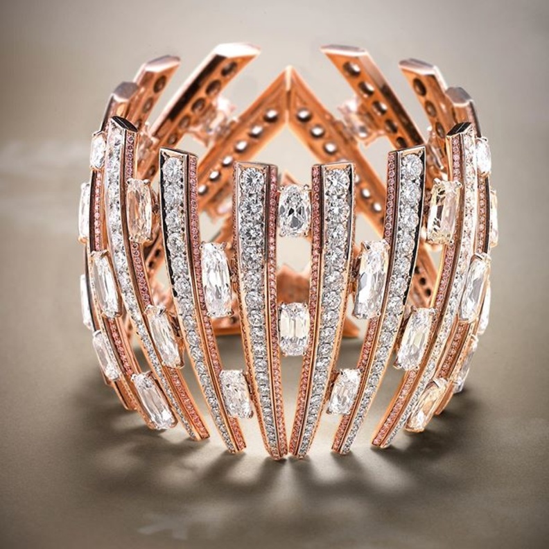 خاتم كوكتيل من المجوهرات الراقية مصنوع من الذهب الوردي ومرصع بماسة مركزية عيار 7 قراريط، يحيطها حجر دومورتيرايت