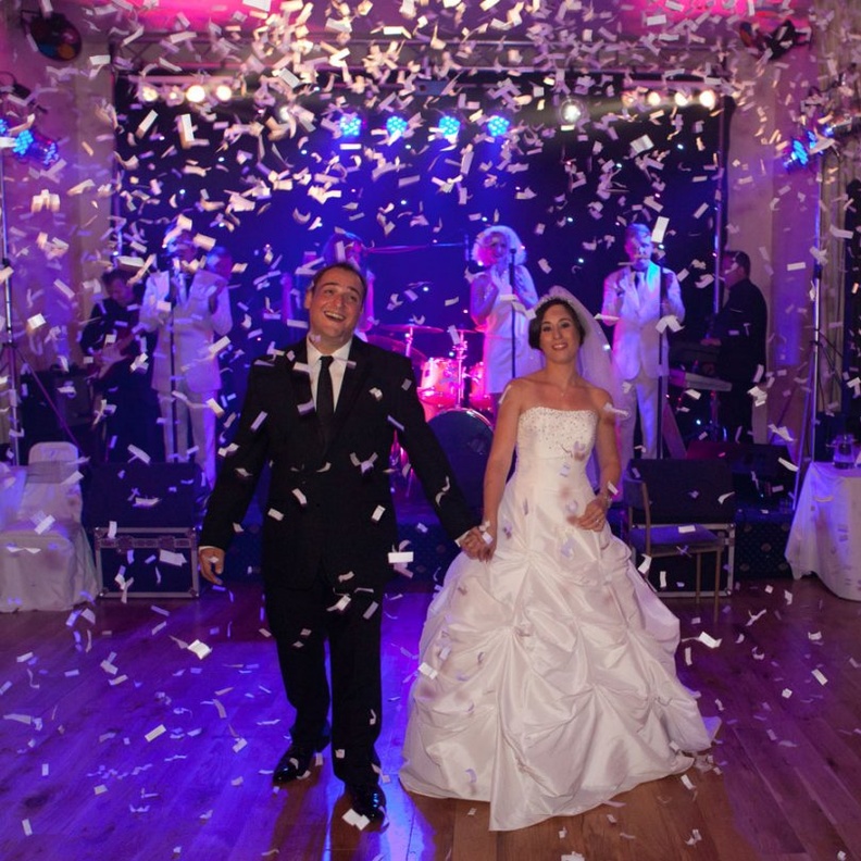 اختاري ما يعجبك من الاغاني المناسبة لدخول العرسان الى القاعة