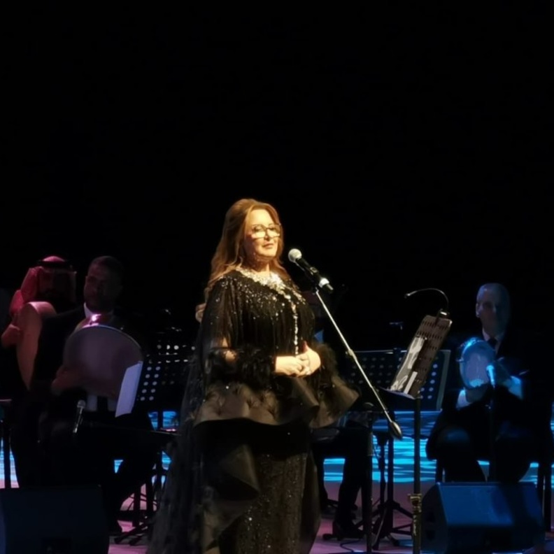 عزيزة جلال في اول حفلاتها