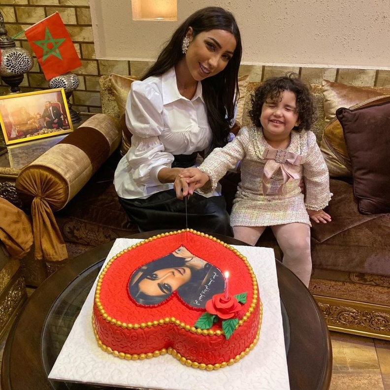 دنيا بطمة وابنتها 