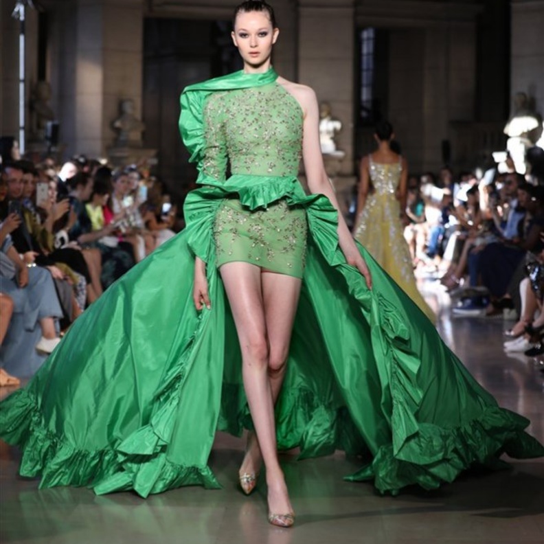 فستان من ايلي صعب