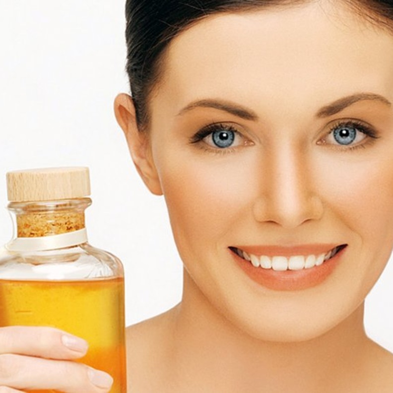 فوائد زيت السمسم للشعر والبشرة وطرق استخدامه