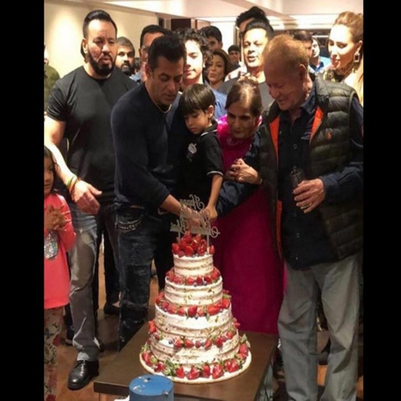 سلمان خان يحتفل بعيد ميلاده الرابع والخمسين