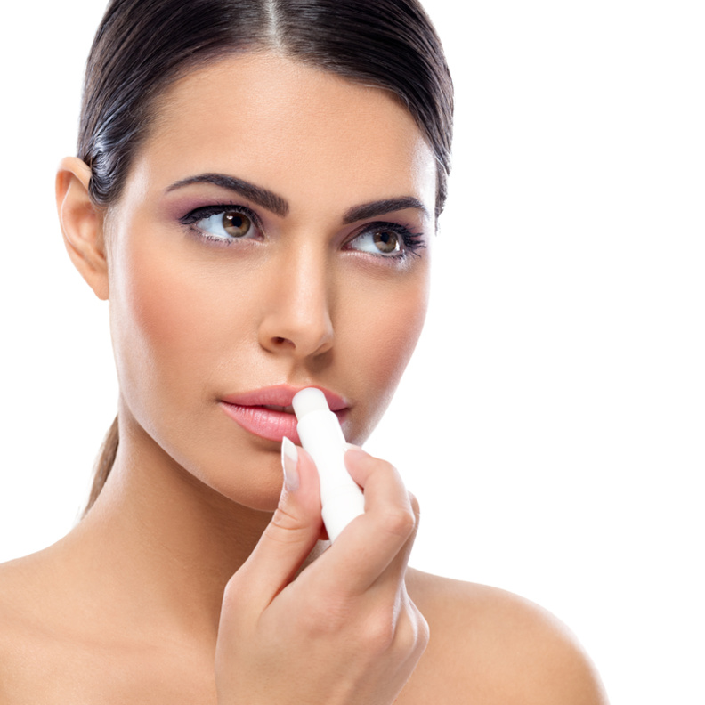  طبقي الفازلين لتقشير وترطيب شفتيك