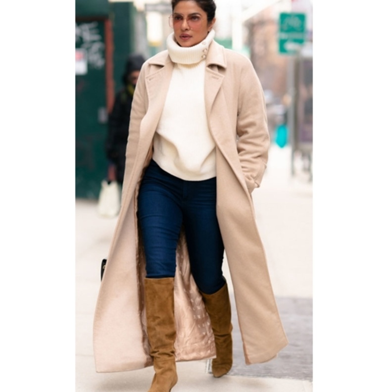 اطلالة النجمة BEYONCÉ بفستان ضيق بارز بنقشات جلد الحيوان الملفت.