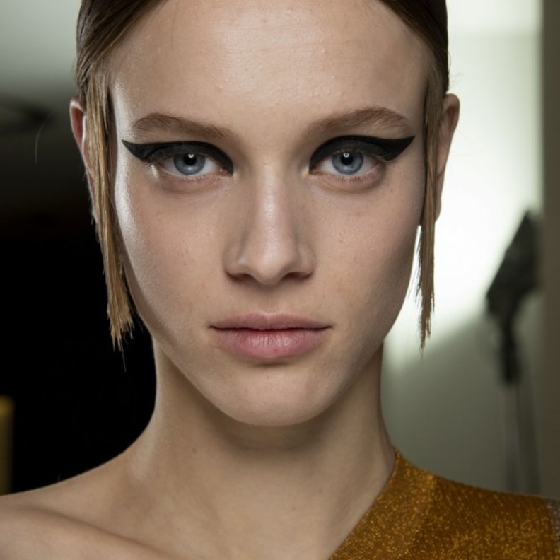 احمر شفاه قوي ولماع على طريقة ‏Tadashi Shoji