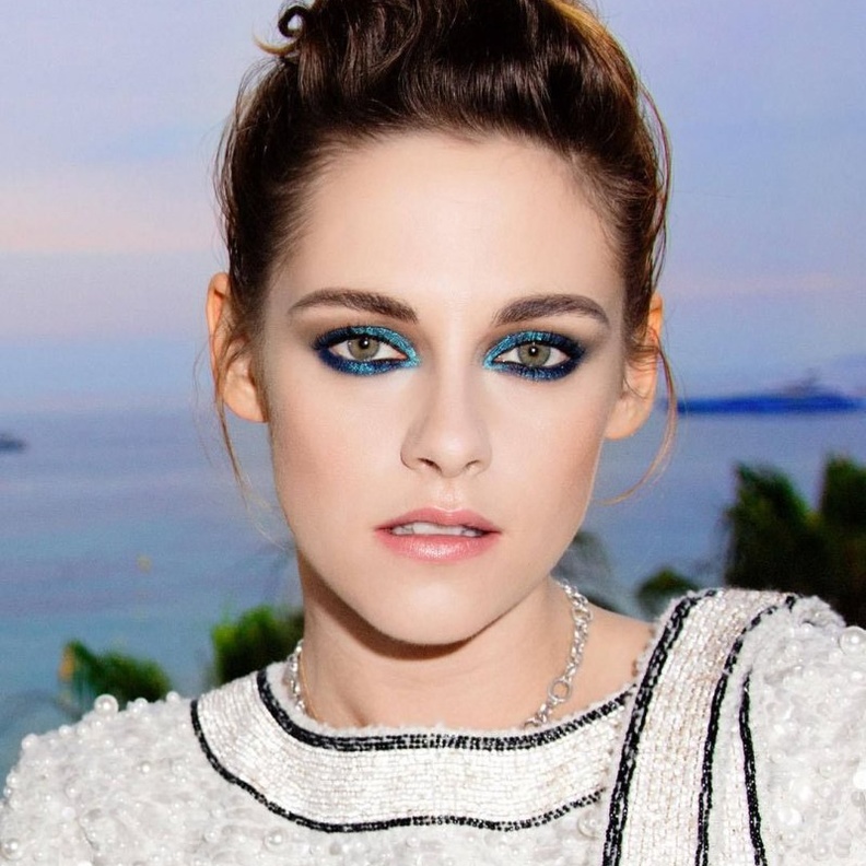 طرق عمل مكياج باللون الأزرق