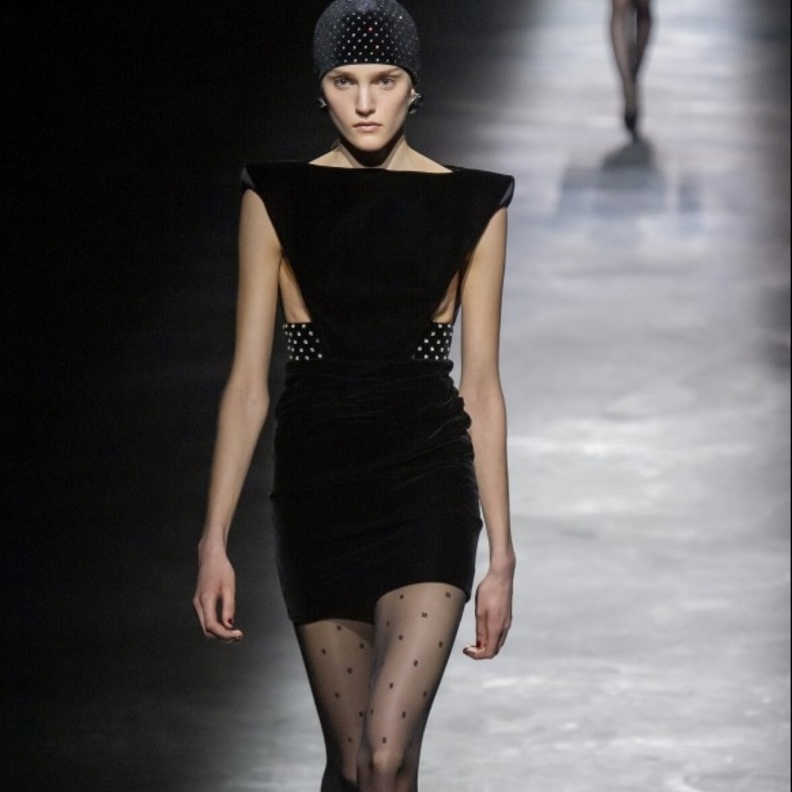 اطلالات باللون الاسود