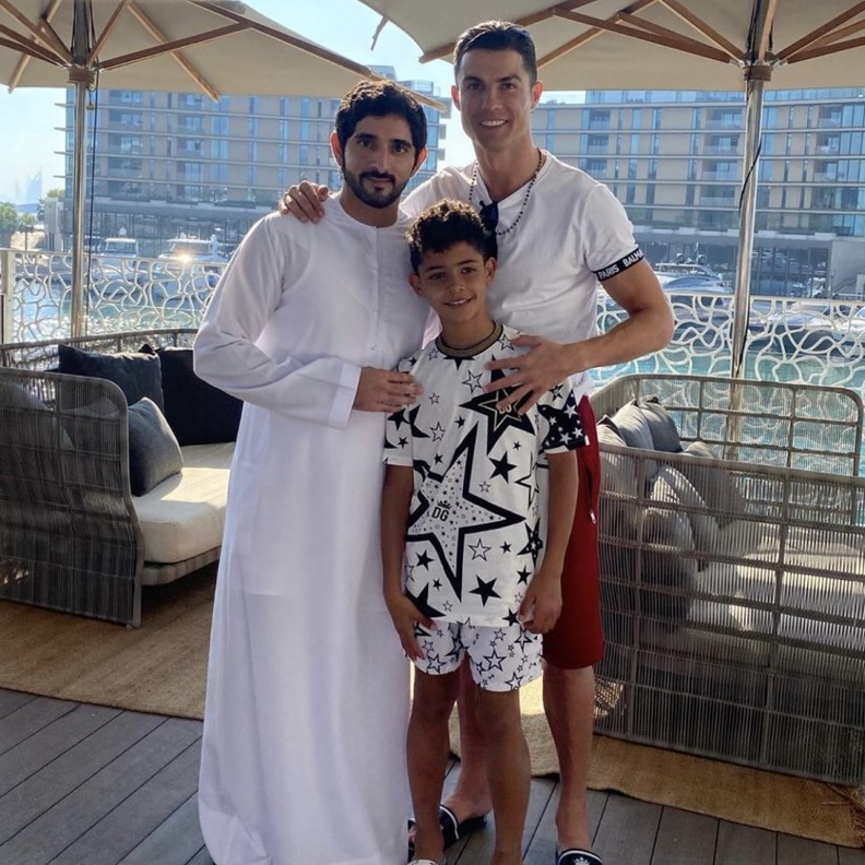 الشيخ حمدان بن محمد بن راشد مع اللاعب البرتغالي الشهير كريستيانو رونالدو في دبي