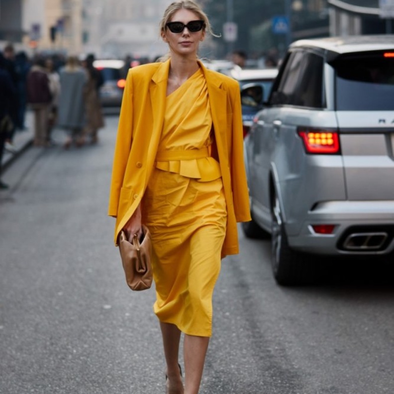  Fendi قدمت المعطف الـpvc باللون الاصفر