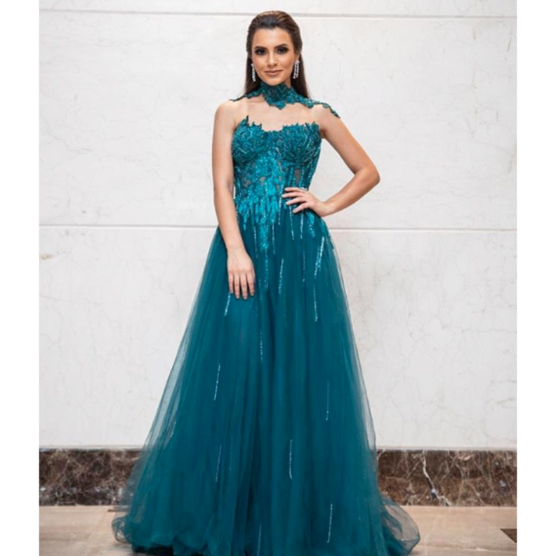  فستان أبيض اوف شولدرز اختارته كارمن سليمان