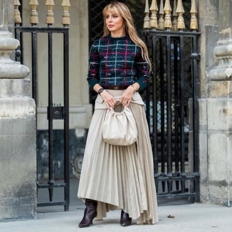 اعتمدي اطلالات تجمع بين الأناقة والعصرية في التنورة البليسيه