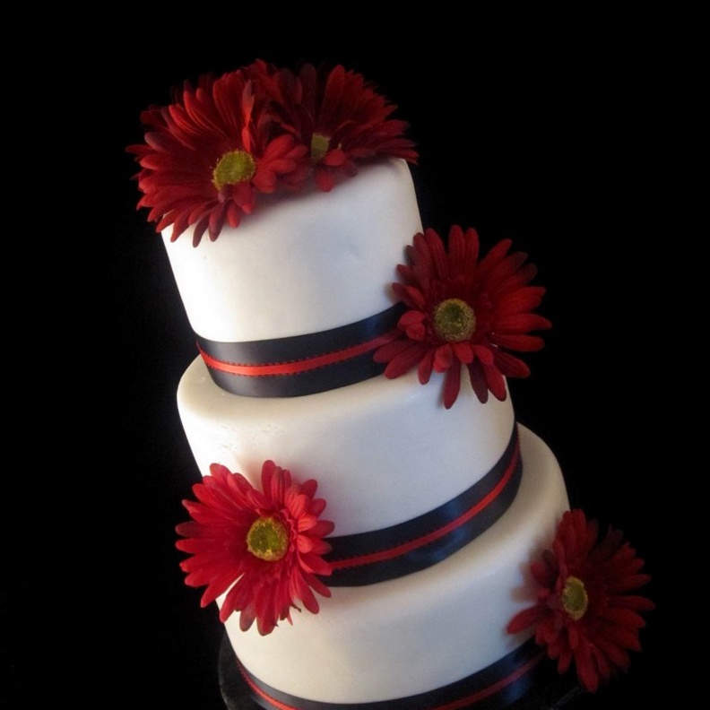 كعكات زفاف باللون الابيض والاحمر