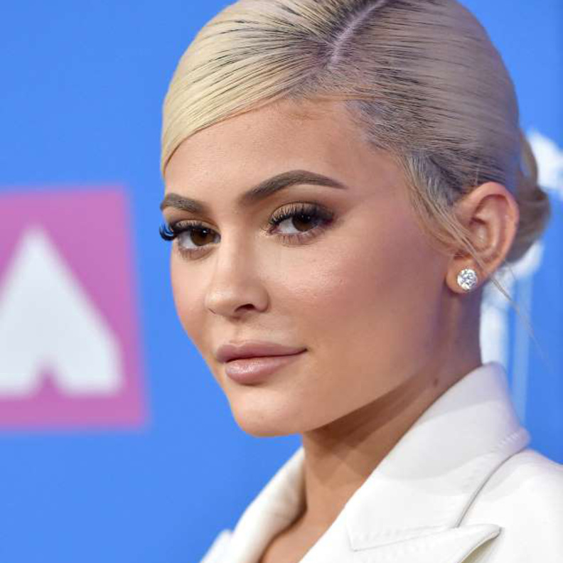 تسريحات الشعر المرفوع والطبيعي على طريقة كايلي جينر لشتاء 2020