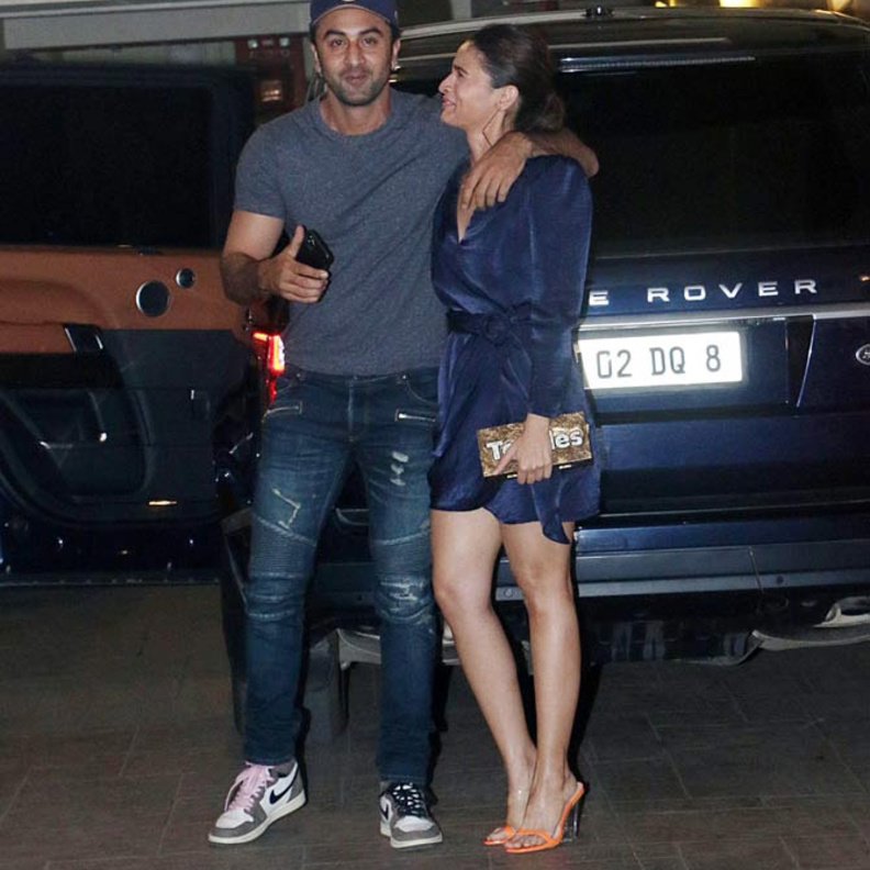 رانبير كابور زار علياء بهات في منزلها بصحبة والدته