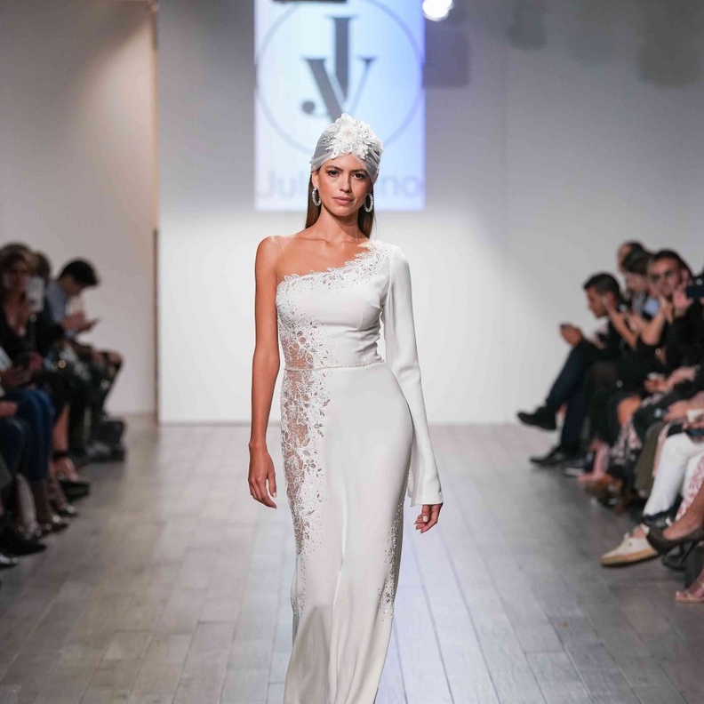 فساتين بكتف واحد