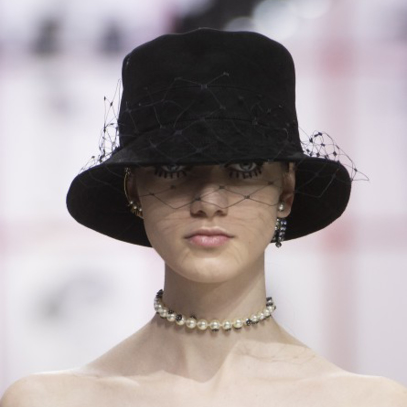 اكسسوارات القبعة البيريه الجلدية لشتاء 2020 من Balmain