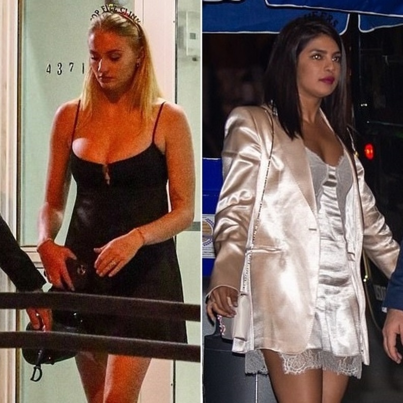 أكملت اللوك بحذاء مفتوح اسود ومزيّن بالكريستالات