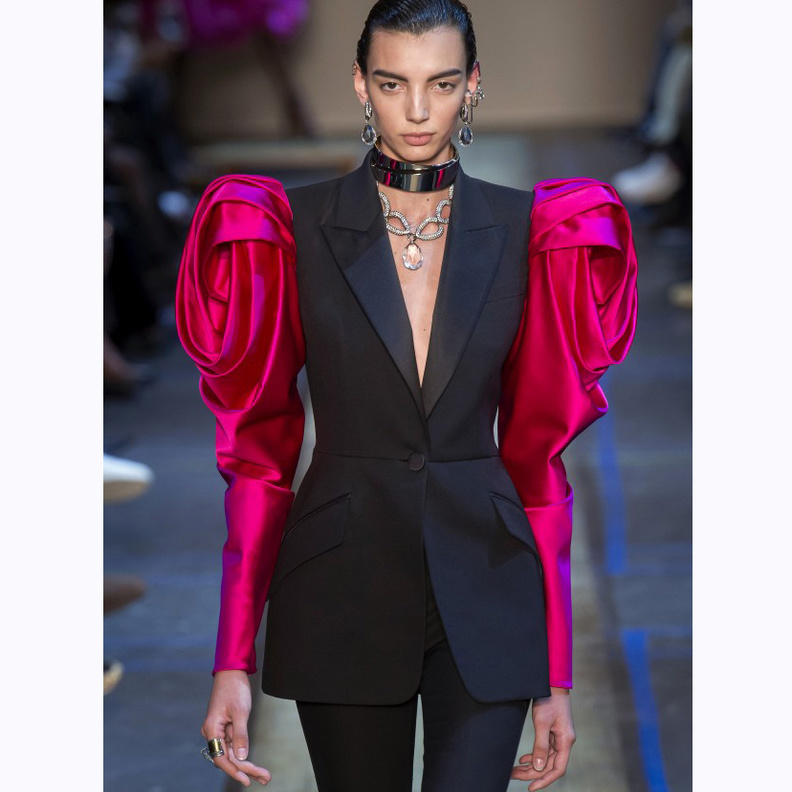 الأقمشة البراقة والألوان الميتاليكية، من صيحات موسم شتاء 2020