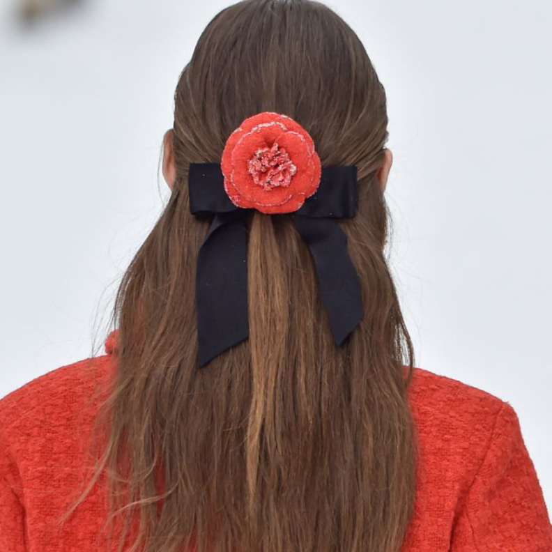 اكسسوارات شعر العقدة العصرية لموسم خريف 2019‏ من Emilia Wickstead