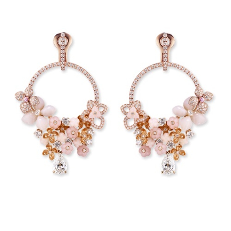 اقراط ذهب وردي على شكل بتلات مرصعة بالماس من Tiffany & Co