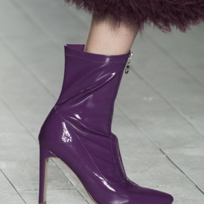 صيحات الاحذية باللون البنفسجي عالية الساق موضة شتاء 2020 من Dries Van Noten