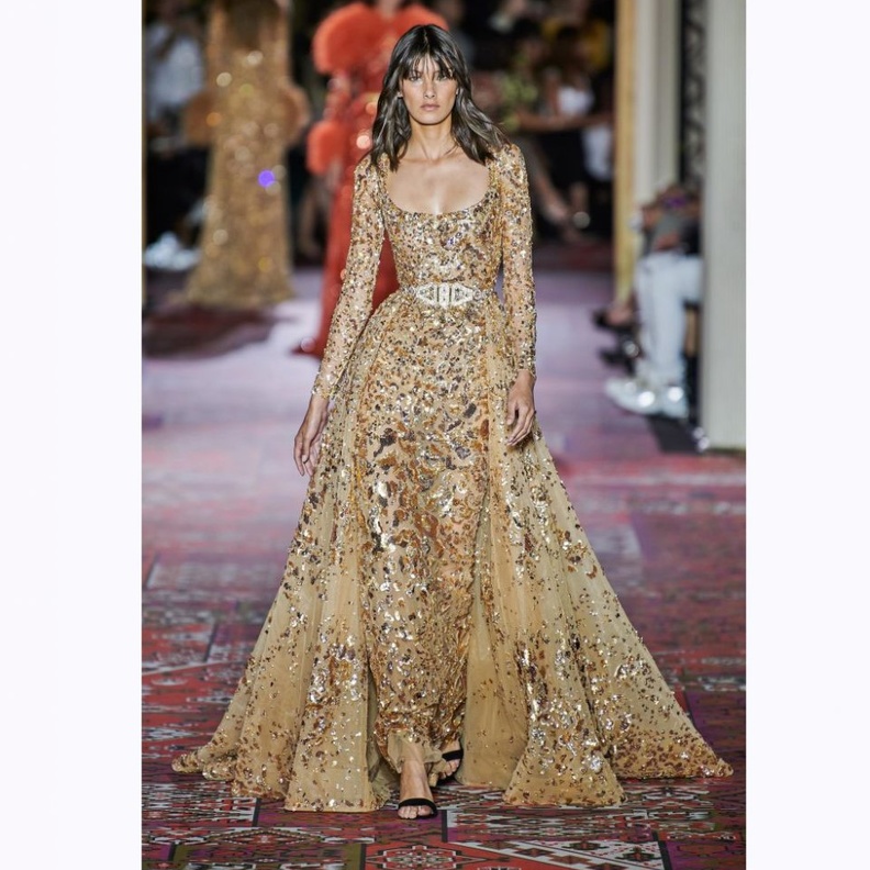 فساتين خطوبة باللون الذهبي من مجموعة ايلي صعب