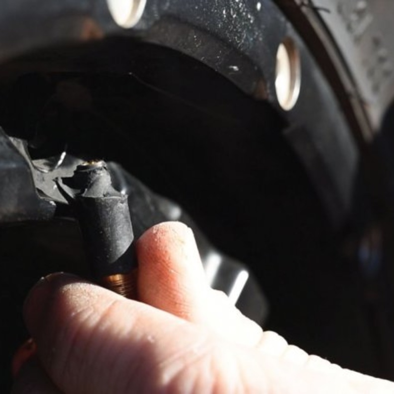 أهمية اغطية صمامات اطارات السيارات وخطورة فقدانها