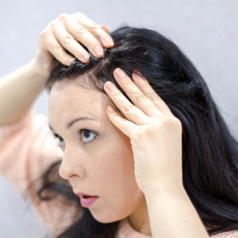 استخدمي البخاخ لتغطية الشعر الرمادي